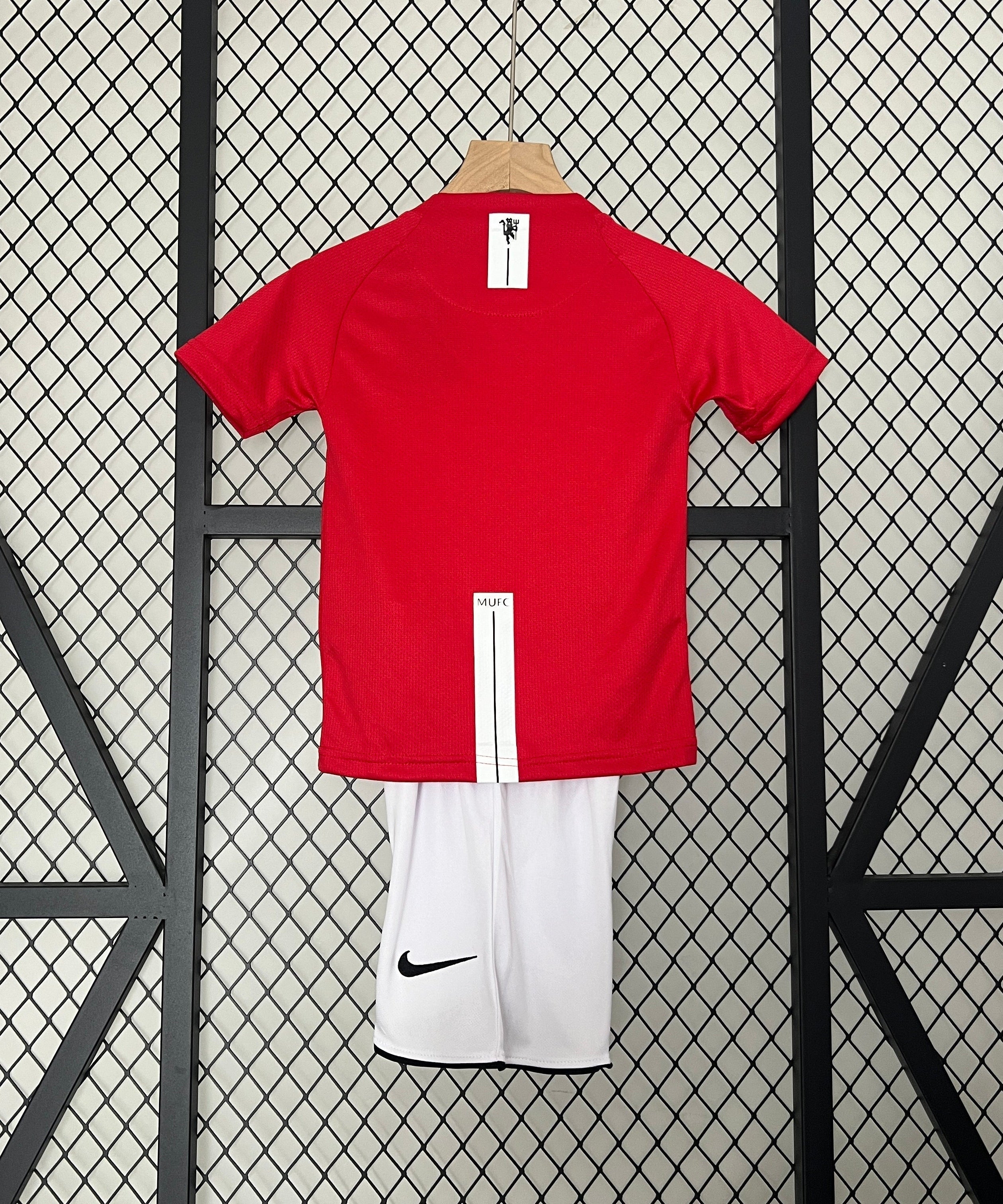 Manchester United Retro 06/07 Home Jersey Kids