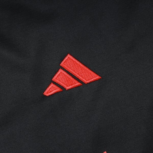 Chándal negro y rojo del Manchester United